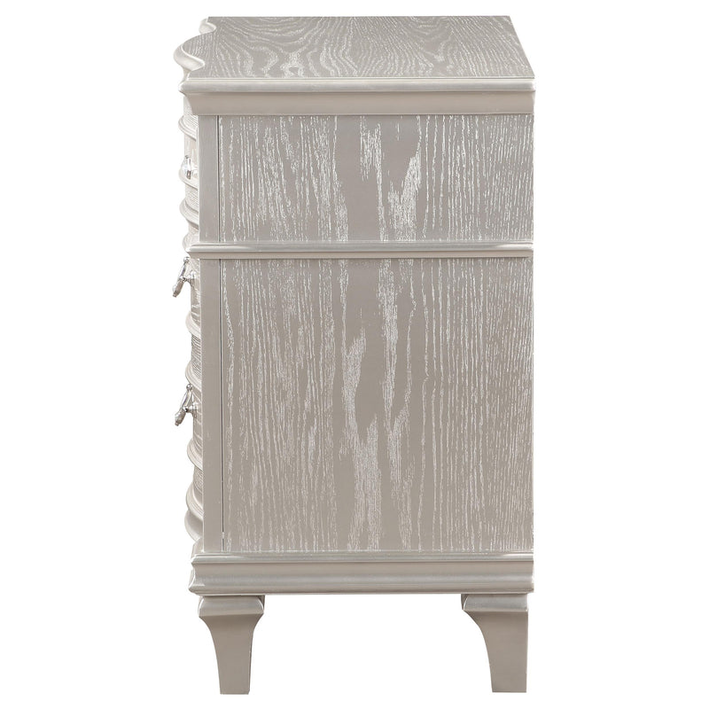 Evangeline 3-drawer Nightstand Silver Oak - detail 5